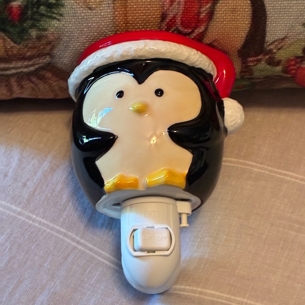 Scentsy Mini Penguin Nightlight Warmer - Black, White, Red “Baby Tux”
Retired